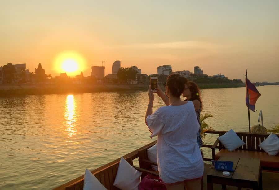 Phnom Penh: Sunset Cruise with Unlimited Beer &Fruit platter - Seeing the four-river junction and Four Faces River in motion