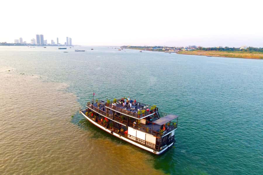 Phnom Penh: Sunset Cruise with Unlimited Beer &Fruit platter - Stilted houses and fishermen: the living side of the skyline