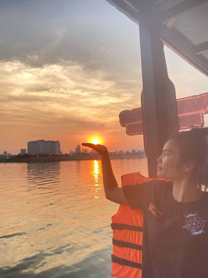 Phnom Penh: Sunset Cruise with Unlimited Beers & BBQ Buffet - Onboard Comfort and Crew Help: Small Things That Matter