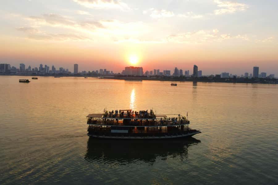 Phnom Penh: Sunset Dinner Cruise with English Speaking Guide - The Sunset Moment: When the City Turns Into a Backdrop