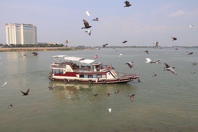 Phnom Penh to Siem Reap Cruise/road tour or Siem Reap/Phnom Penh - Tonle Sap cruise to Koh Chen: floating villages and a real-life stop
