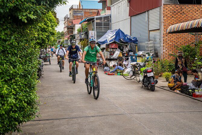 Phnom Penh to Silk Island Sunset Bike Tour/ E-Bike or Tuk Tuk - Guides and group size: the small touches that change the day