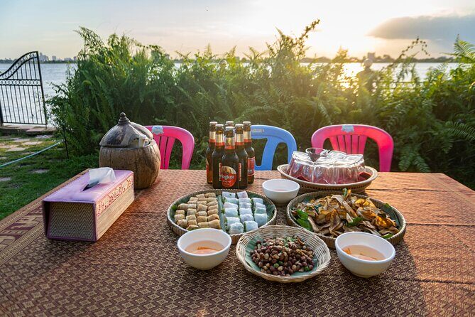 Phnom Penh to Silk Island Sunset Bike Tour/ E-Bike or Tuk Tuk - Mongkol Serey Temple: the quick golden stop before countryside riding