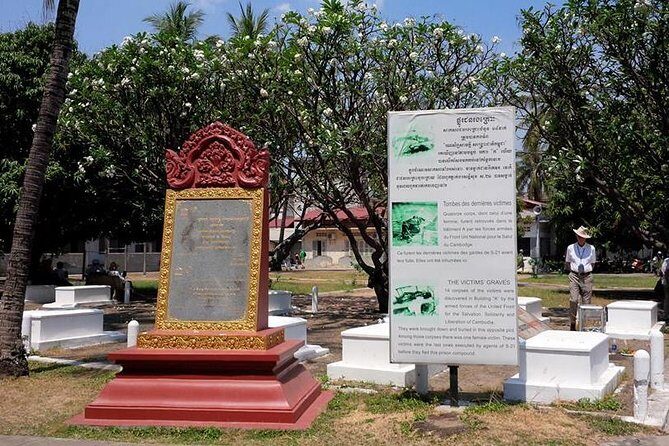 Phnom Penh Vital Discovery-Full Day Tour (Including all services) - Tuol Sleng Genocide Museum: prepare for a hard lesson