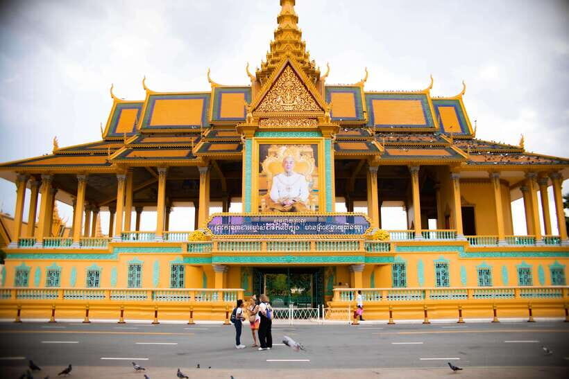 Phnom Penh: Walking Highlight City Tour - Timing: morning vs afternoon gives you different city energy