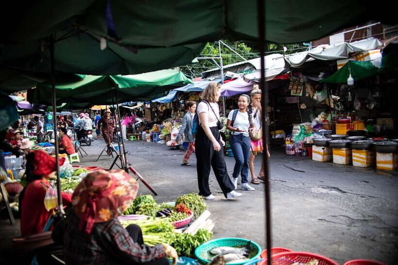 Phnom Penh: Walking Highlight City Tour - Starting at Wat Phnom: the best way to get your bearings fast
