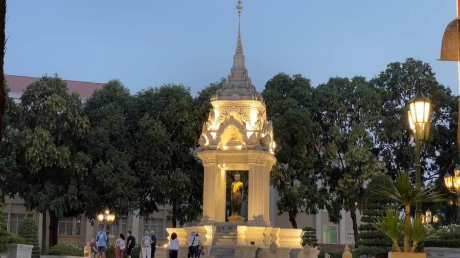 Phnom Penh: Walking Highlight City Tour - What to bring so the walk is comfortable