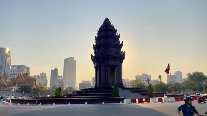 Phnom Phnom: Local Market & Culture Walking of City Tour - Starting at Wat Phnom: A Good Way to Get Your Bearings