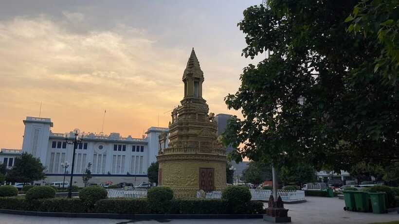 Phnom Phnom: Local Market & Culture Walking of City Tour - Independence Monument Park: End Point With Real City Meaning