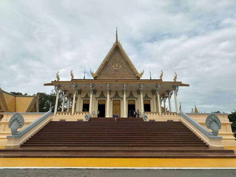 Private One Day Tour in Phnom Penh Capital City - Independence Monument: A Serene Pause Before the Heavy Stops