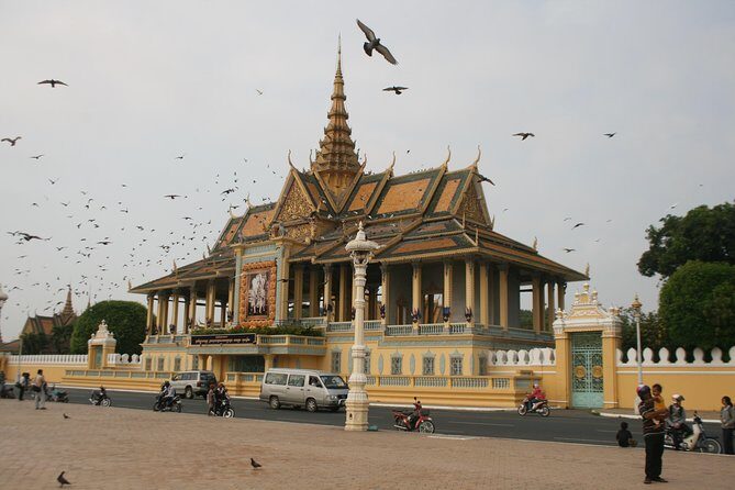Private One Day Trip in Phnom Penh Capital City - Choeung Ek Killing Fields: following the same route to the end