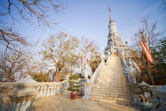 Private Oudong Temple Day Tour from Phnom Penh - Getting out of Phnom Penh: the ride that sets the tone