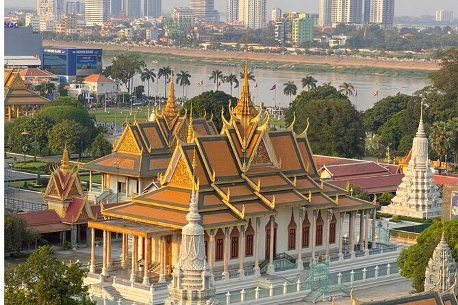 Private Phnom Penh Tour: Royal Palace & Killing Fields - Independence Monument: Cambodia’s modern identity in stone