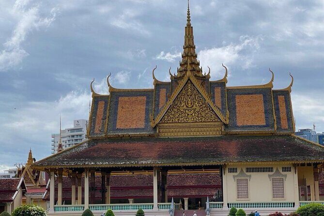 Private Phnom Penh Tour: Royal Palace & Killing Fields - Central Market: practical souvenir time without wandering for hours