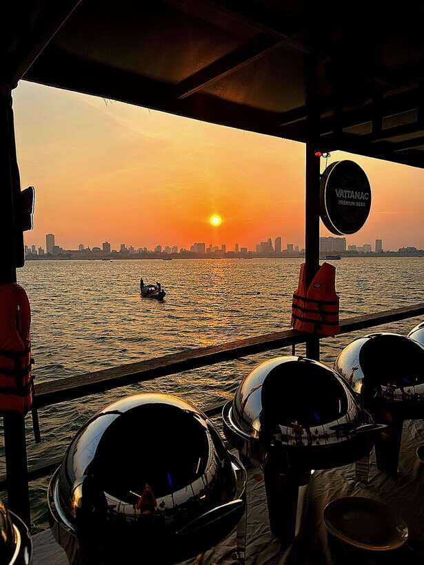 Sunset Cruise-Unlimited Beers-Sodas-BBQ buffet-Fruit platter - BBQ Buffet Dinner While the River Turns Gold