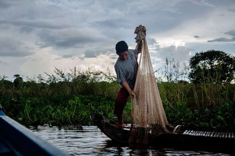 Tonle Sap Cruise & land Tour between Phnom Penh & Siem Reap - Lunch at Sea: BBQ Food, Vegetarian Option, and Drink Reality
