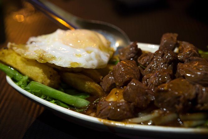 Ultimate Phnom Penh Food Tour by Tuk Tuk: 20 Tastings and Drinks - Stop 5: Wat Phnom dinner feast, free-flow beer, and live music