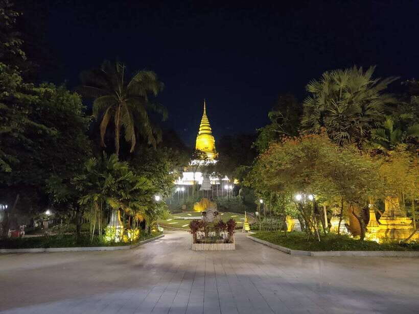 Visiting 9 Places in 3 hours Share Tour by Tuk-Tuk - Independence Monument and the King Statue: The First Wow Moment